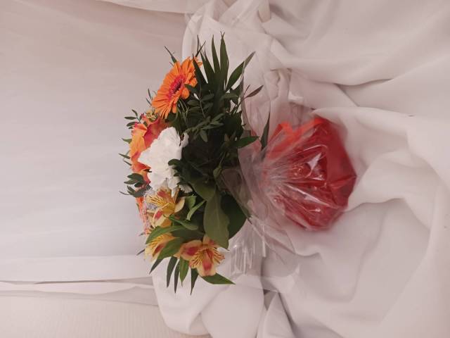Bouquet rond en bulle deau dans les tons orange et blanc